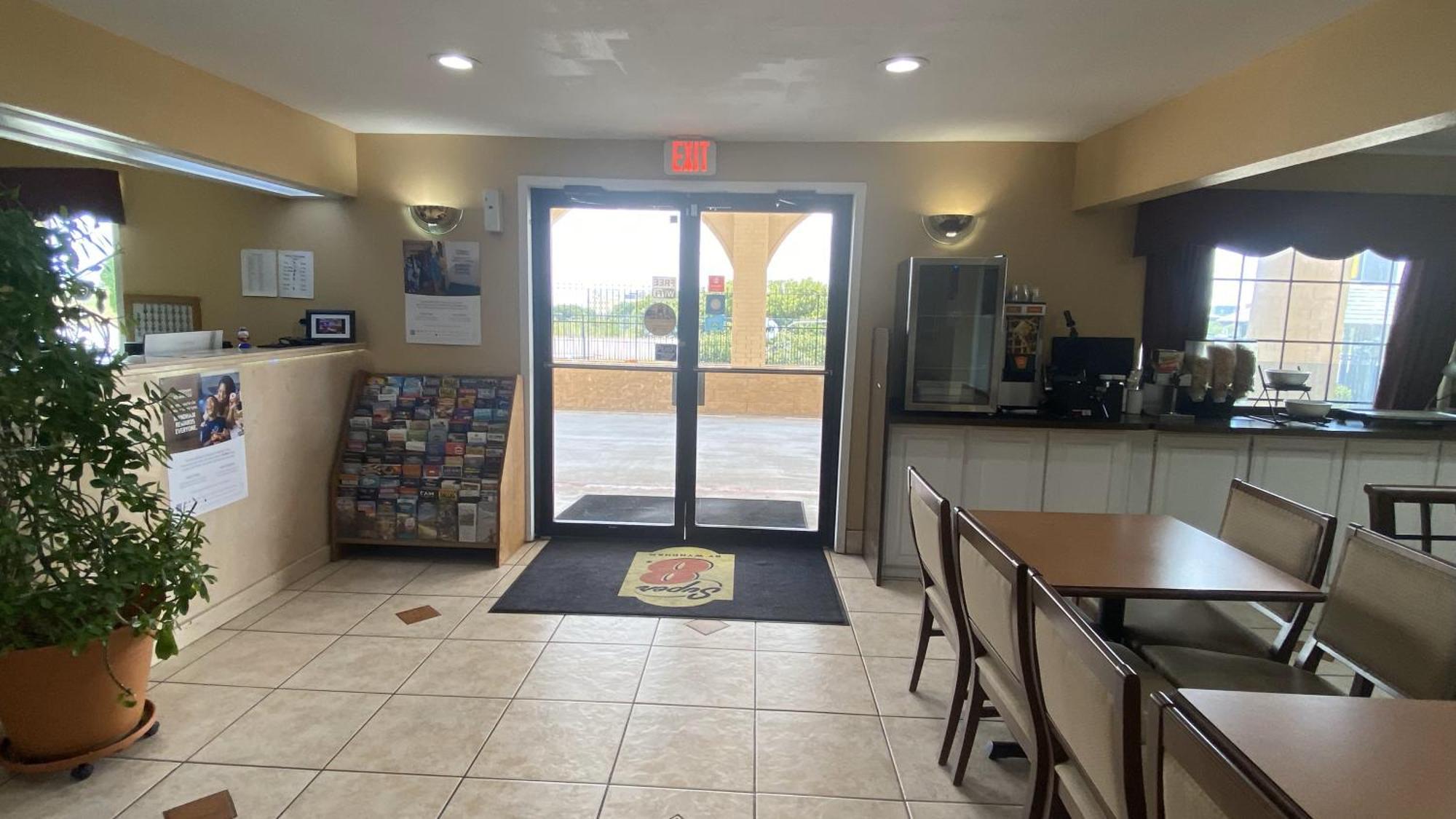 Super 8 By Wyndham Texas Decatur