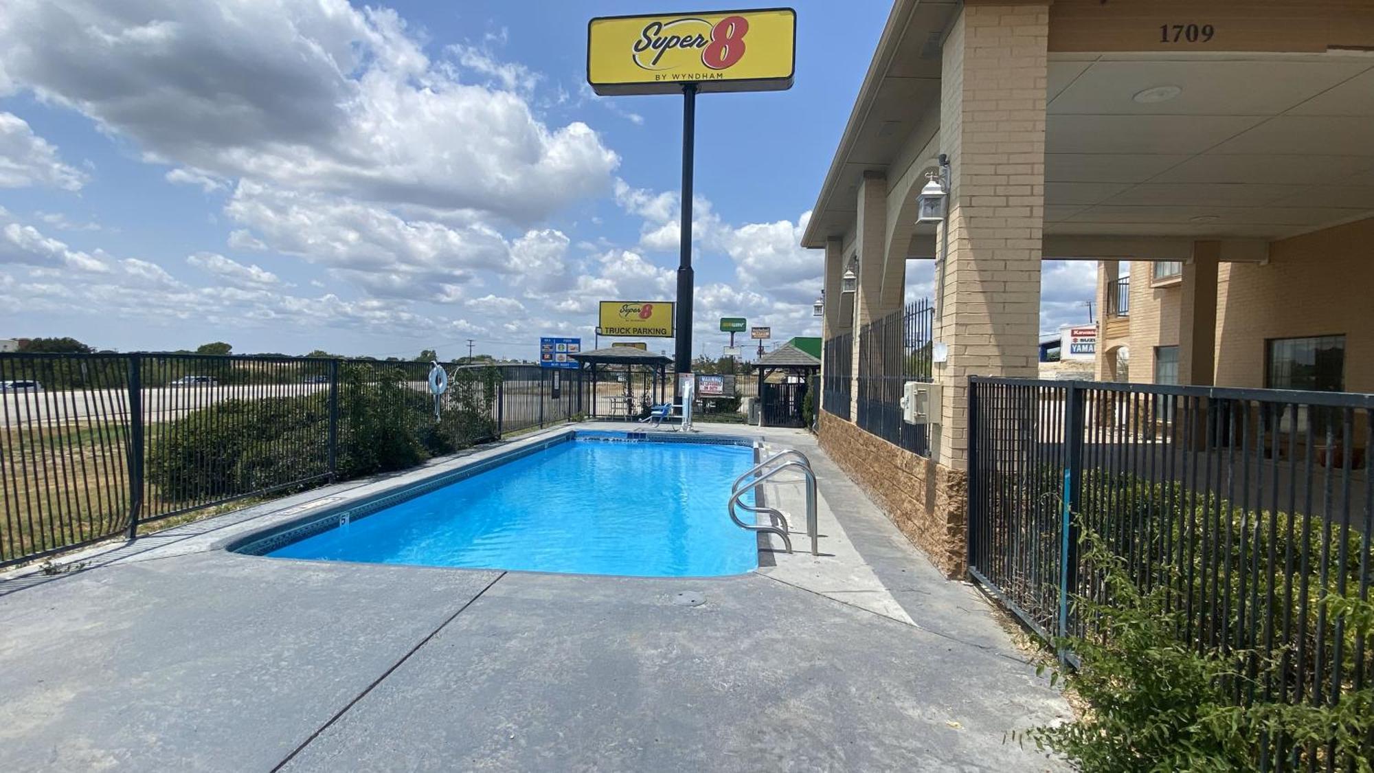 Super 8 By Wyndham Texas Hotel