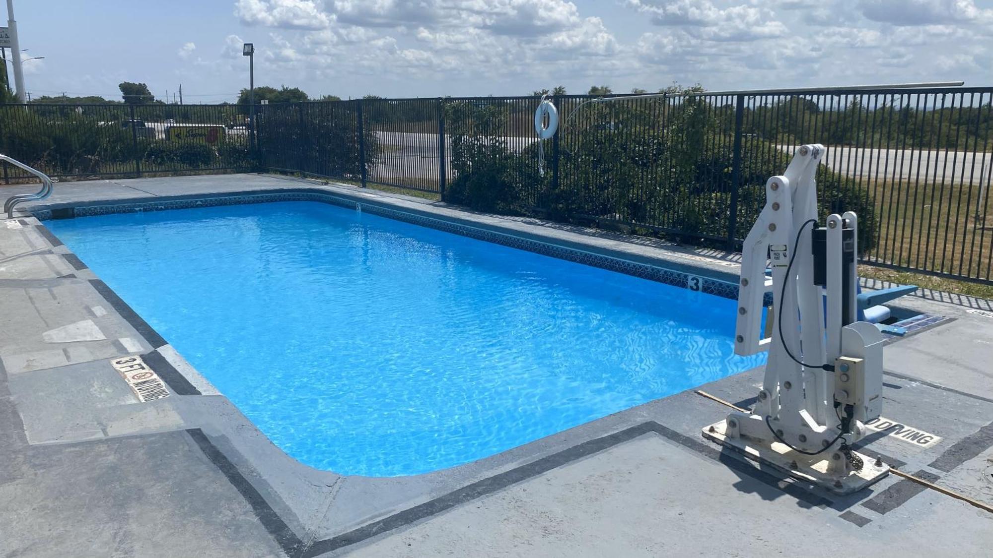 Super 8 By Wyndham Texas Hotel 2*